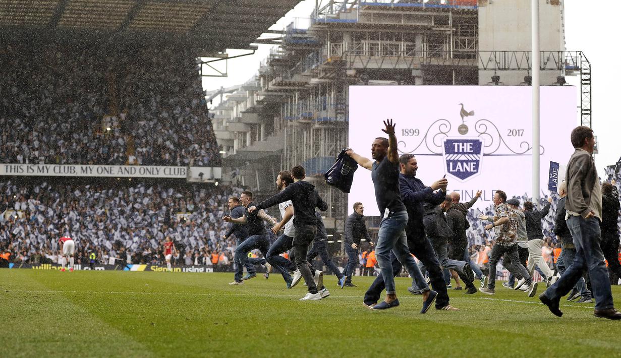 Suporter tumpah ruah di lapangan usai laga Tottenham melawan Manchester United di stadion White Hart Lane, (14/05/2017). Laga tersebut merupakan laga terakhir di White Hart Lane setelah 118 tahun menempati stadion tersebut. (AP/Frank Augstein)