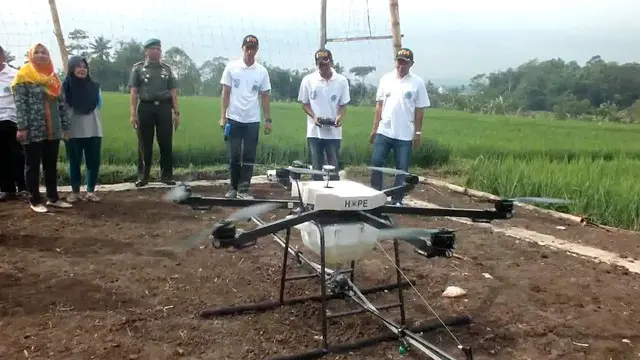 Bekerjasama dengan Tim Aeromodeling, Kodim 0706 Temanggung, Jawa Tengah menciptakan alat penyiram Pupuk Cair berbentuk Drone.