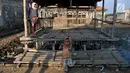 Anak-anak bermain di depan salah satu rumah yang ditinggalkan penghuni di Kampung Beting, Desa Pantai Bahagia, Muara Gembong, Kabupaten Bekasi, Jawa Barat pada 28 Juli 2019. (merdeka.com/Iqbal S Nugroho)