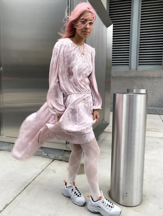 Memadukan gaya feminin dengan tight dan sepatu kets chunky akan menciptakan kontras yang sangat stylish. (Foto: Instagram @hemichelleli)