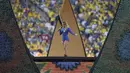 Penyanyi pop Brasil, Claudia Leitte, ikut menyumbangkan suara emasnya pada upacara pembukaan Piala Dunia 2014 di Corinthians Arena, Sao Paolo, Brasil, (13/6/2014). (AFP PHOTO/Dimitar Dilkoff)