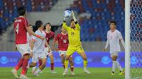 Kiper Mynamar U-22 berhasil menangkap bola saat melawan Timnas Indonesia U-22 pada pertandingan SEA Games 2025 di 700th Anniversary Stadium, Chiang Mai, Jumat (12/12/2025). (Bola.com/Bagaskara Lazuardi)