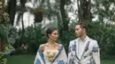 Pasangan selebriti, Syahnaz Sadiqah dan Jeje Govinda mengenakan busana batik saat melakukan sesi pemotretan prewedding di alam terbuka. Syahnaz dan Jeje akan melangsungkan pernikahan pada 21 April 2018. (Instagram/syahnazs)