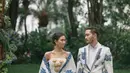 Pasangan selebriti, Syahnaz Sadiqah dan Jeje Govinda mengenakan busana batik saat melakukan sesi pemotretan prewedding di alam terbuka. Syahnaz dan Jeje akan melangsungkan pernikahan pada 21 April 2018. (Instagram/syahnazs)