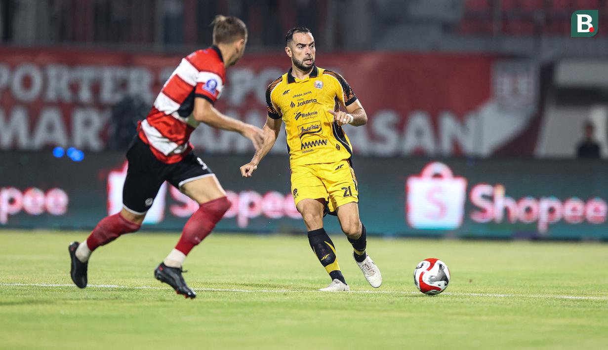 Aksi pemain Persija Jakarta, Jordi Amat (kanan) saat melawan Madura United pada lanjutan BRI Super League 2025/2026 di Stadion Gelora Ratu Pamelingan, Jumat (24/10/2025) malam WIB. (Bola.com/Abdul Aziz).