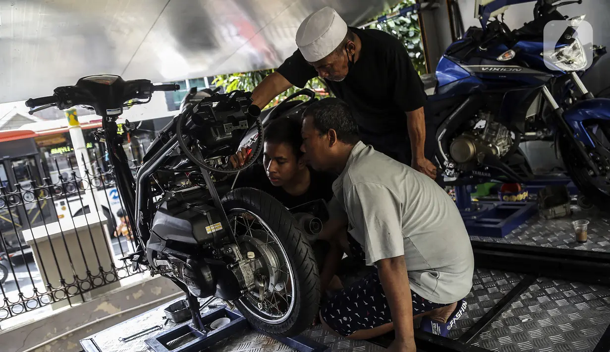 Warga mengikuti pelatihan perbengkelan sepeda motor di Rusun Jatinegara Barat, Jakarta, Kamis (2/6/2022). Pusat Pelatihan Kerja Daerah Jakarta Timur melaksanakan program jemput bola pelatihan perbengkelan secara gratis bagi warga Rusun Jatinegara Barat sebagai upaya mendorong penyiapan tenaga siap kerja dan mengurangi angka pengangguran. (Liputan6.com/Johan Tallo)