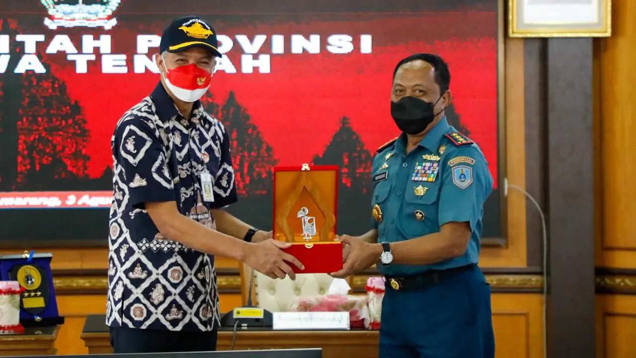 Gubernur Jawa Tengah (Jateng) Ganjar Pranowo menggandeng jajaran TNI Angkatan Laut untuk menciptakan pembangunan. (Istimewa)