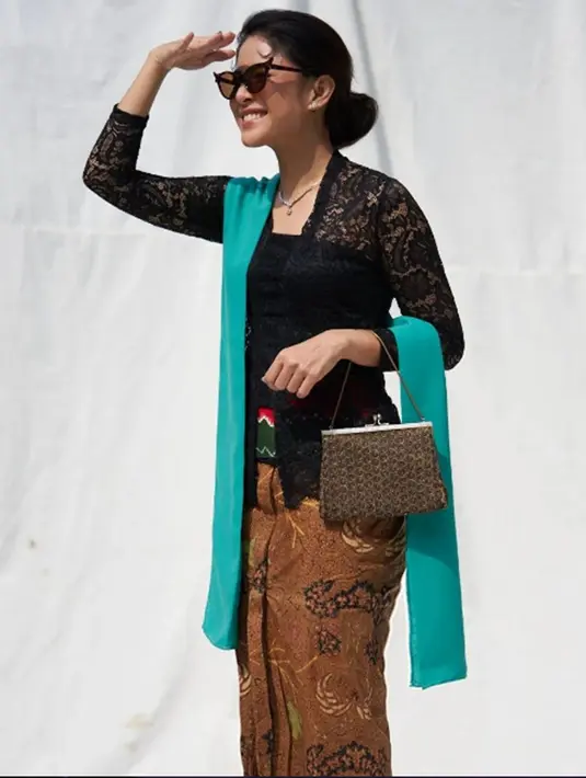Penampilan Dian Sastrowardoyo dengan kebaya klasik ini pun banjir pujian netizen. Tak sedikit pula netizen yang memberikan pujian melalui kolom komentar. (Liputan6.com/IG/@therealdisastr)