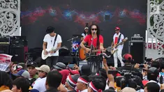 Grup band musik Slank tampil sebagai pengisi puncak Apel Kebangsaan 'Kita Merah Putih' di lapangan Pancasila Simpang Lima Semarang, Minggu (17/3). Seperti diberitakan sebelumnya, acara tersebut digelar untuk mempersatukan masyarakat. (Liputan6.com/Gholib)