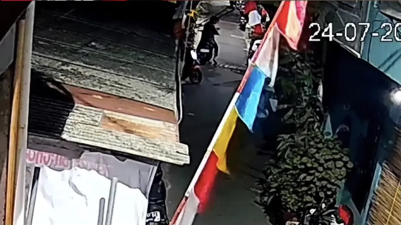 Aksi pencurian sepeda motor dalam hitungan menit terekam kamera CCTV di kawasan Makasar, Jakarta Timur (Jaktim), Jumat (24/7/2026) dini hari (Istimewa)