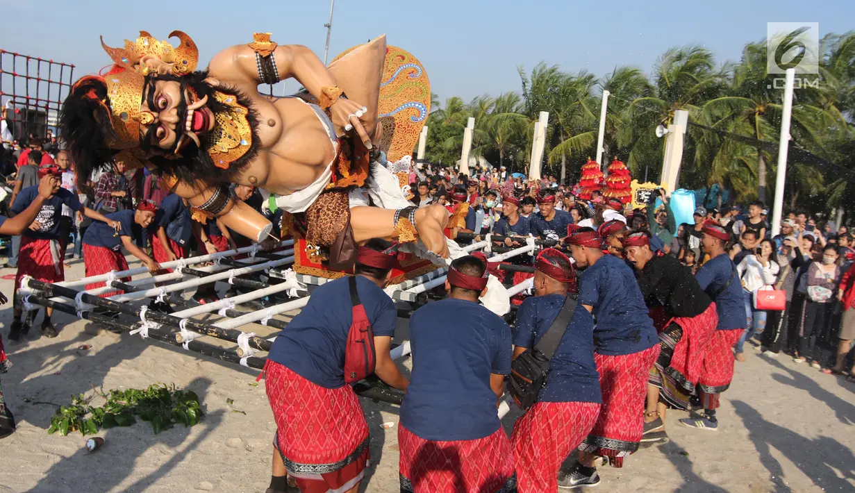 Peserta mengarak ogoh-ogoh dalam Festival Ogoh-Ogoh di Pantai Lagoon Ancol, Jakarta, Minggu (18/3). Festival ini digelar untuk memperkenalkan keberagaman budaya Hindu Dharma Bali. (Liputan6.com/Arya Manggala)