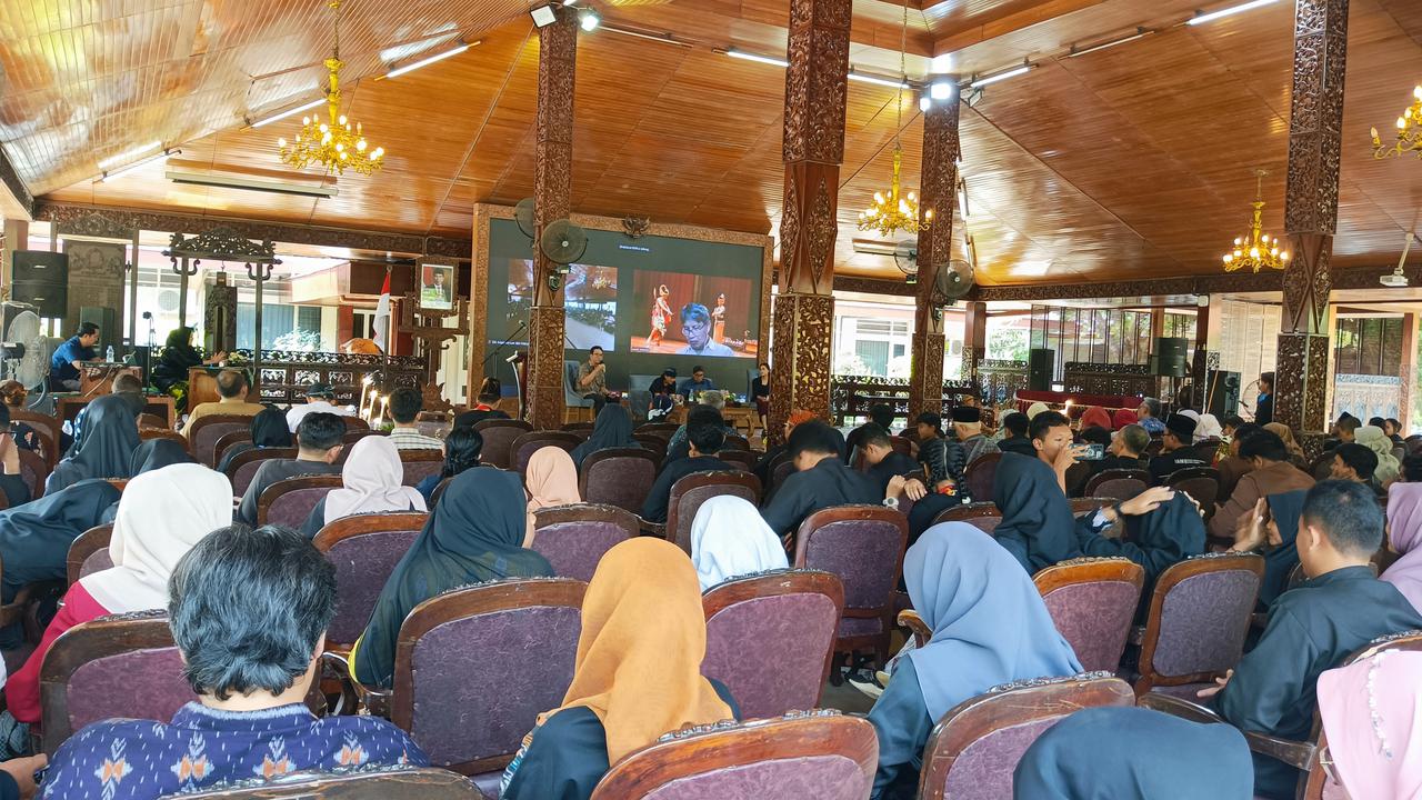 Sarasehan Ajaran Sedulur Sikep dan Relevansinya di Era Kekinian yang digelar di Pendopo Bupati Blora, Selasa (9/7/2024). (Liputan6.com/Ahmad Adirin)