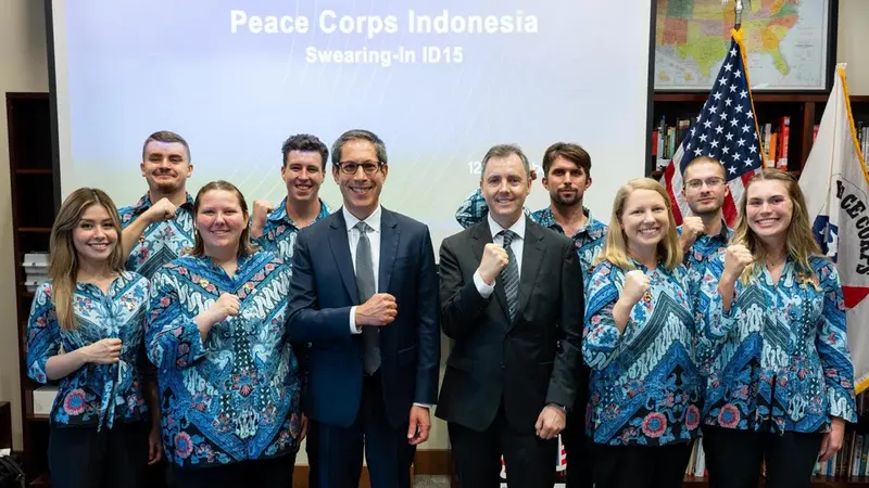 Relawan Peace Corps ikut mengajari Bahasa Inggris di Indonesia.