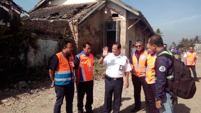 Dirut PT KAI Edi Sukmoro tengah memberikan penjelasan kepada beberapa direksi dalam perbaikan stasiun Wanaraja Garut (Liputan6.com/Jayadi Supriadin)