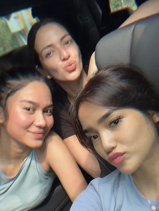 Meski tanpa makeup, ketiga pun terlihat memiliki wajah glowing tanpa masalah. Fuji mengenakan atasan lengan panjang abu-abu.  [@fuji_an]