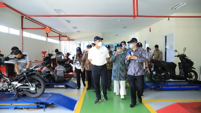 Menteri Ketenagakerjaan (Menaker), Ida Fauziyah, melakukan kunjungan ke Balai Latihan Kerja (BLK) Samarinda, bersama Menteri Koordinator Bidang Kemaritiman dan Investasi, Luhut Binsar Pandjaitan, Selasa (12/10/2021).