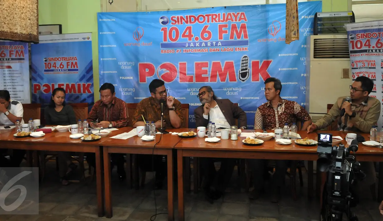 Suasana diskusi Polemik dengan topik "Tragedi Yuyun Wajah Kita", di Jakarta, Sabtu (7/5). Usai diskusi mereka memukul kentongan sebagai tanda bahaya terhadap kasus Yuyun tersebut. (Liputan6.com/Johan Tallo)