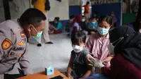 Kapolda Metro Jaya Irjen Pol Fadil Imran saat meninjau pelaksanaan vaksinasi anak. (Liputan6.com/Ady Anugrahadi)