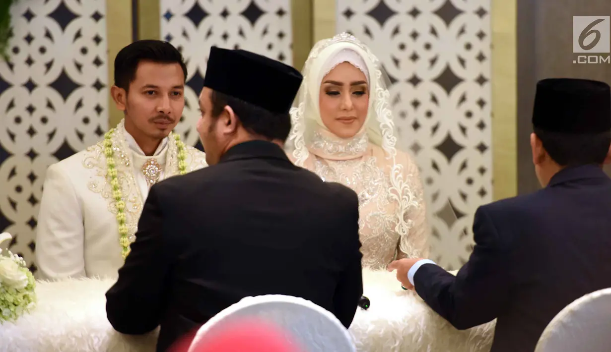 Pasangan selebritis, Fairuz A Rafiq dan Sonny Septian melangsungkan akad nikah di kawasan Kuningan, Jakarta Selatan, Minggu (21/5). Sonny memberi mahar unik berupa uang tunai Rp 999.999. (Liputan6.com/Herman Zakharia)