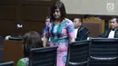 Tersangka dugaan suap DPRD Sumut, Rooslynda Marpaung jelang mengikuti sidang perdana di Pengadilan Tipikor, Jakarta, Rabu (21/11). Sidang mendengar pembacaan dakwaan. (Liputan6.com/Helmi Fithriansyah)