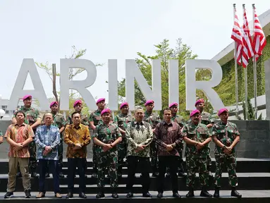 Mayor Jenderal TNI (Mar) Suhartono (kelima kanan) beserta jajaran foto bersama dengan Direktur Utama Indosiar Imam Sudjarwo (kelima kiri) usai silaturahmi di Markas Komando Korps Marinir, Jakarta, Kamis (26/9/2019). (Liputan6.com/Herman Zakharia)