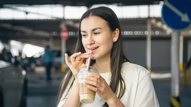 Ilustrasi wanita minum melalui sedotan