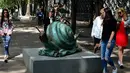 Pengunjung melihat patung "Snail dan Angel" saat pameran "Salvador Dali: Urban Dreams" di Mexico City, Selasa (14/3). Patung-patung tersebut adalah karya seniman asal spanyol yang bernama Salvador Dali. (AFP PHOTO / RONALDO SCHEMIDT)