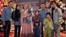 Di momen spesial ini, mereka tampil kompak dengan outfit denim on denim yang stylish dan kasual, menciptakan suasana hangat sekaligus modis, tak terkecuali Aurel Hermansyah dan Aaliyah Massaid yang juga ikut mencuri perhatian dengan gaya denim mereka yang chic dan menawan. [@aurelie.hermansyah/@aaliyah.massaid].