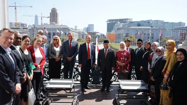 Pengibaran bendera di Balai Kota San Francisco dalam rangka Hari Ulang Tahun (HUT) ke-77 Republik Indonesia. (Dok: KBRI San Fransisco)