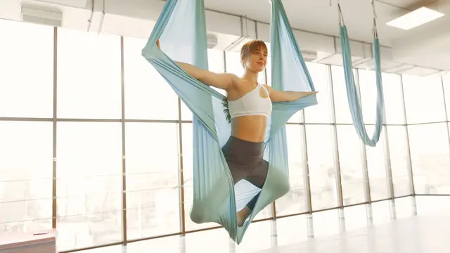 Ilustrasi aerial yoga