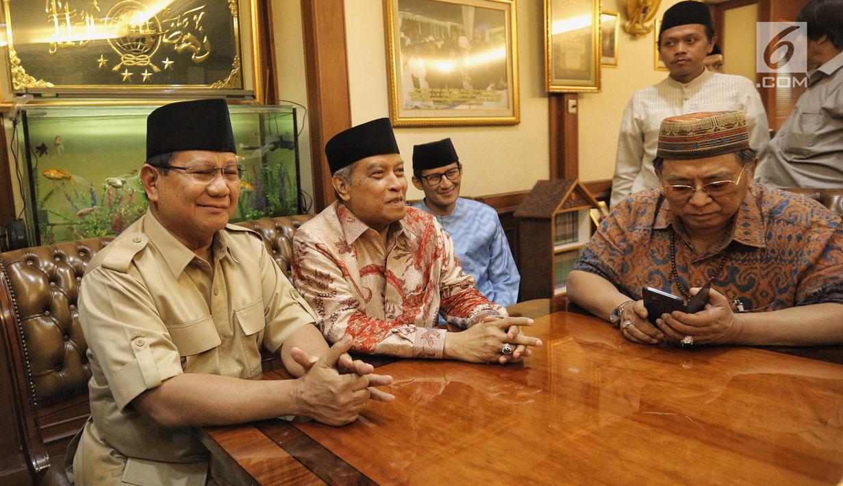 Bakal calon Presiden Prabowo Subianto dan Bakal Cawapres Sandiaga Uno berbincang dengan Ketum PBNU KH Said Aqil Siroj saat kunjungan ke kantor PBNU, Jakarta, Kamis (16/8). (Liputan6.com/Faizal Fanani)