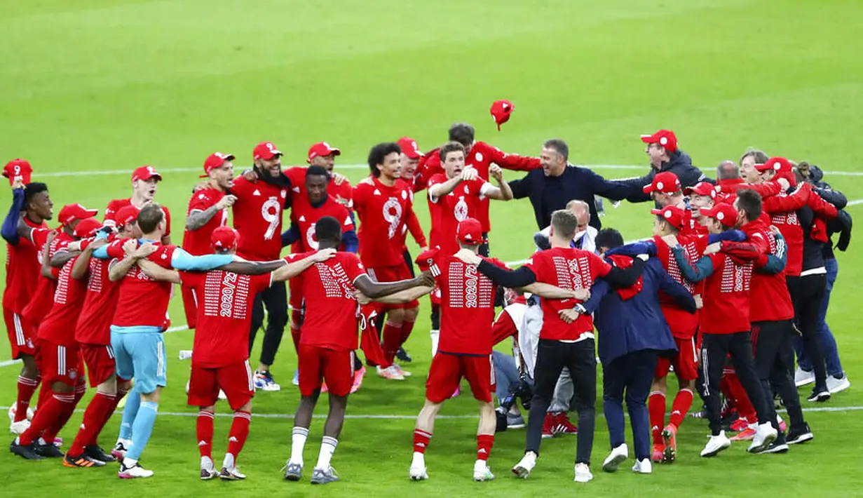 Para pemain Bayern Munchen merayakan gelar juara usai menaklukkan Moenchengladbach pada laga Liga Jerman di Allianz Arena, Sabtu (8/5/2021). Bayern Munchen menang enam gol tanpa balas. (AP/Matthias Schrader, Pool)
