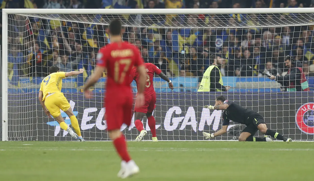 Striker Ukraina, Roma Yaremchuk saat memasukan bola ke gawang Portugal yang dijaga Rui Patricio selama pertandingan Grup B Kualifikasi Piala Eropa 2020 di Stadion NSK Olympiyskiy (15/10/2019). Dengan kemenangan ini, Ukraina lolos ke putaran final Piala Eropa 2020 dari grup B. (AP Photo/Efrem Lukatsk