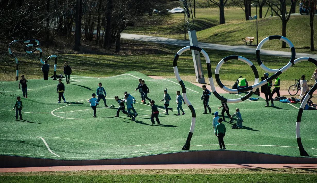 Sejumlah anak bermain Puckelboll di Skarholmen, Stockholm, Swedia, 11 April 2016.  Lapangan Puckelboll adalah lapangan sepak bola buatan yang bergelombang dan didesain oleh Johan Storm. (Jonathan NACKSTRAND/AFP)