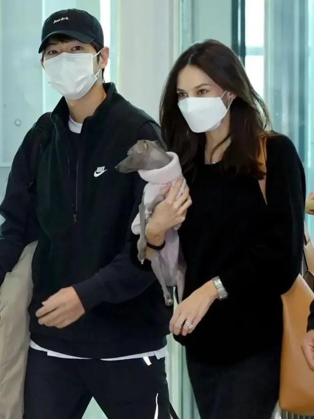 Tampilan Perdana Song Joong Ki dan Katy Louise di Depan Publik Setelah Menikah, Kompak Serba Hitam