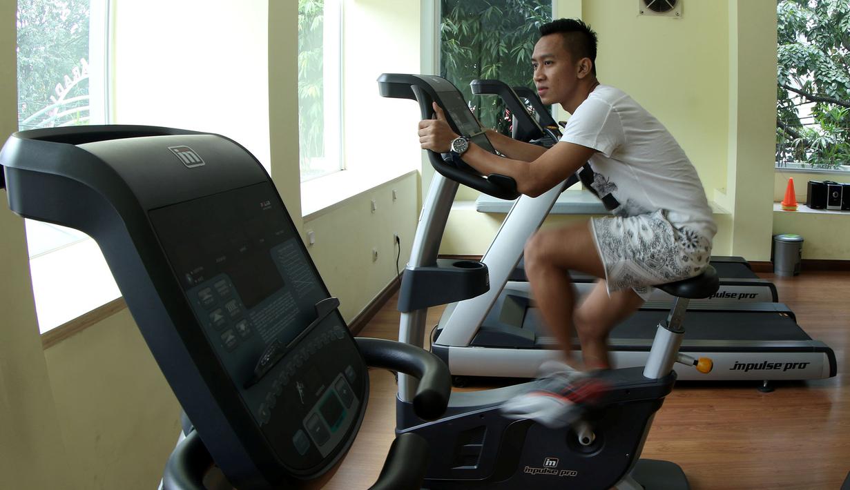 Bersepeda statis menjadi menu wajib selama terapi. (Bola.com/Arief Bagus)