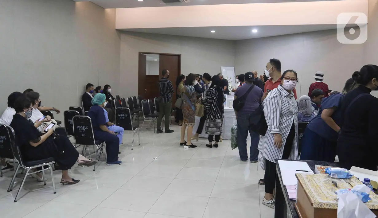 Keluarga dan kerabat melihat jenazah aktris senior Rima Melati di Rumah Duka RSPAD Gatot Soebroto Jakarta Pusat, Kamis (23/6/2022). Aktris senior Rima Melati meninggal dunia dalam usia 82 tahun pada pukul 15.14 WIB di RSPAD Jakarta Pusat akibat infeksi Decubitus. (Liputan6.com/Herman Zakharia)