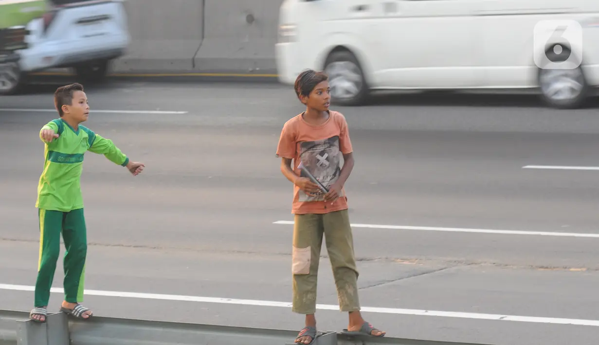 Hampir setiap siang hingga petang, sejumlah anak-anak berada di tepi tol tersebut. (merdeka.com/imam buhori)
