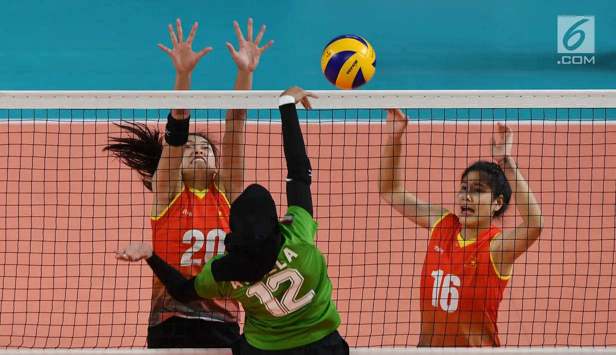 Pevoli putri Indonesia melepas bola ke tim voli Vietnam pada pertandingan babak semifinal peringkat 5-8 voli putri Asian Games 2018 di Tennis Indoor Senayan, Jakarta, Jumat (31/8). Indonesia kalah 1-3. (Merdeka.com/Imam Buhori)