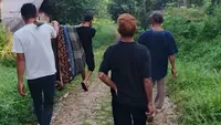 Potret Miris Kampung Cidahu Sukabumi, Warga Sakit Terpaksa Ditandu 1 Jam Lewati Jalan Rusak Parah