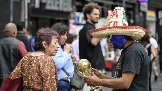 Jelang Pembukaan, Suvenir Trofi Piala Dunia Ramai Dijual