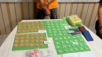 Barang bukti ribuan pil ekstasi Minion dan 1 kilogram sabu sitaan Polresta Pekanbaru dari seorang pengedar. (Liputan6.com/M Syukur)
