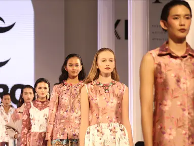 Para model mengenakan busana rancangan Tities Sapoetra dalam Fashion Nation 2018 di Senayan City, Jakarta, Rabu (18/4/). Tities Sapoetra berkolaborasi dengan LtPro meluncurkan koleksi mereka bertajuk 'Malako'. (Liputan6.com/Herman Zakharia)