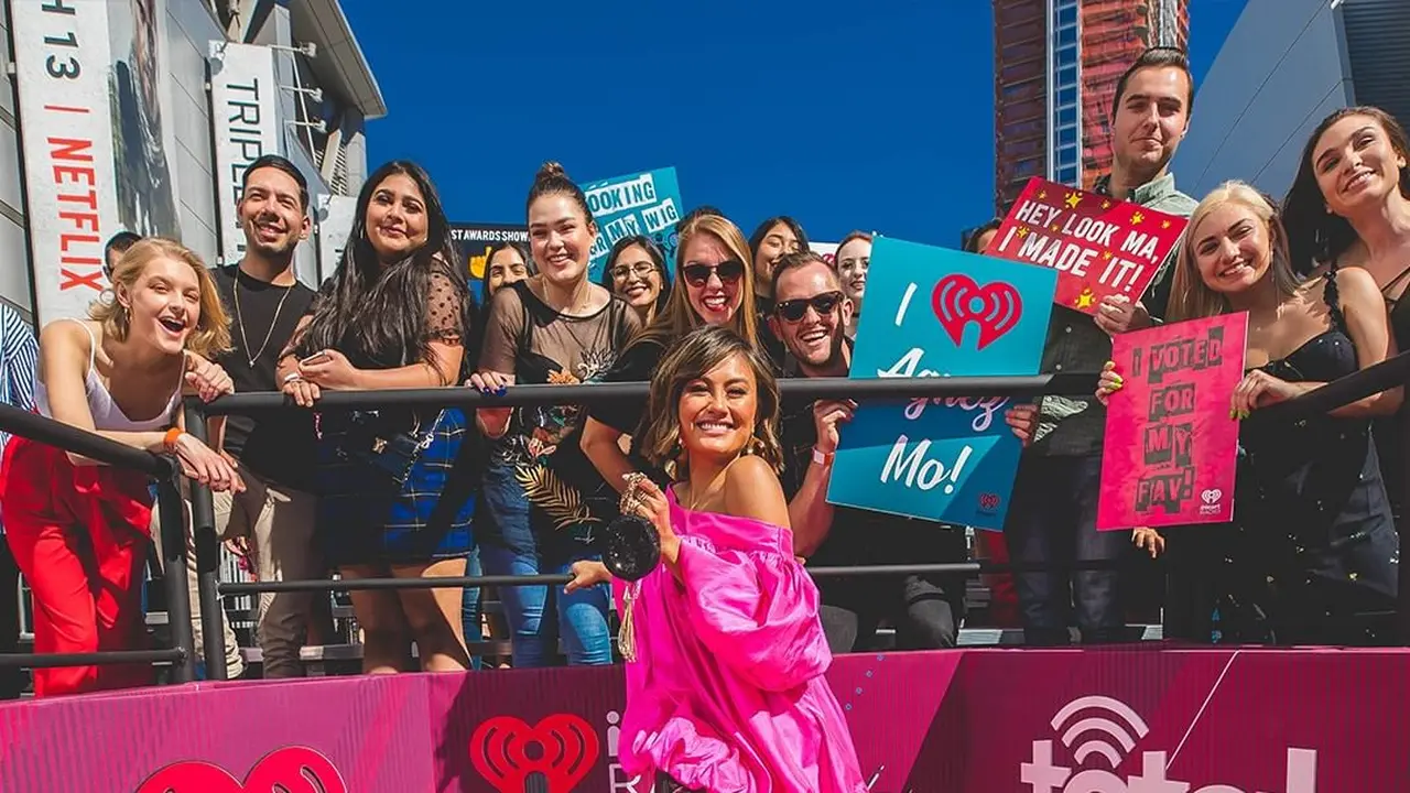 Tampilan Agnez Mo saat menghadiri iHeartRadio Awards 2019