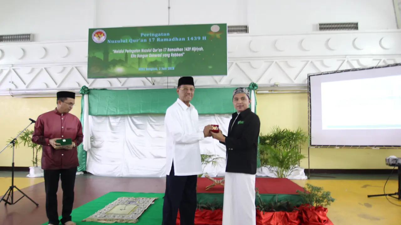 Duta Besar RI Bangkok memberikan Cendera Mata kepada Ustadz Doni Putra dari Dompet Dhuafa. (Sumber: KBRI Bangkok)