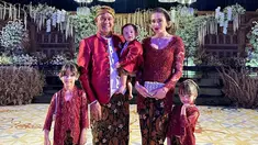Penampilan keluarga kecil Yasmine Wildblood dengan busana khas Jawa ini tak lepas dari sorotan netizen. Suami serta putra Yasmine tampak memesona dalam balutan busana adat Jawa berwarna merah lengkap dengan blangkon. (Liputan6.com/IG/@yaswildblood)