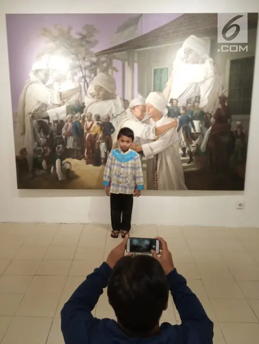 Seorang anak foto di depan lukisan saat pameran gambar Babad Diponegoro di Yogyakarta,  Minggu (10/2). 51 Seniman mengikuti acara pameran ini yang menceritakan perang Jawa Pangeran Diponegoro melawan penjajah Belanda. (Liputan6.com/Gholib)