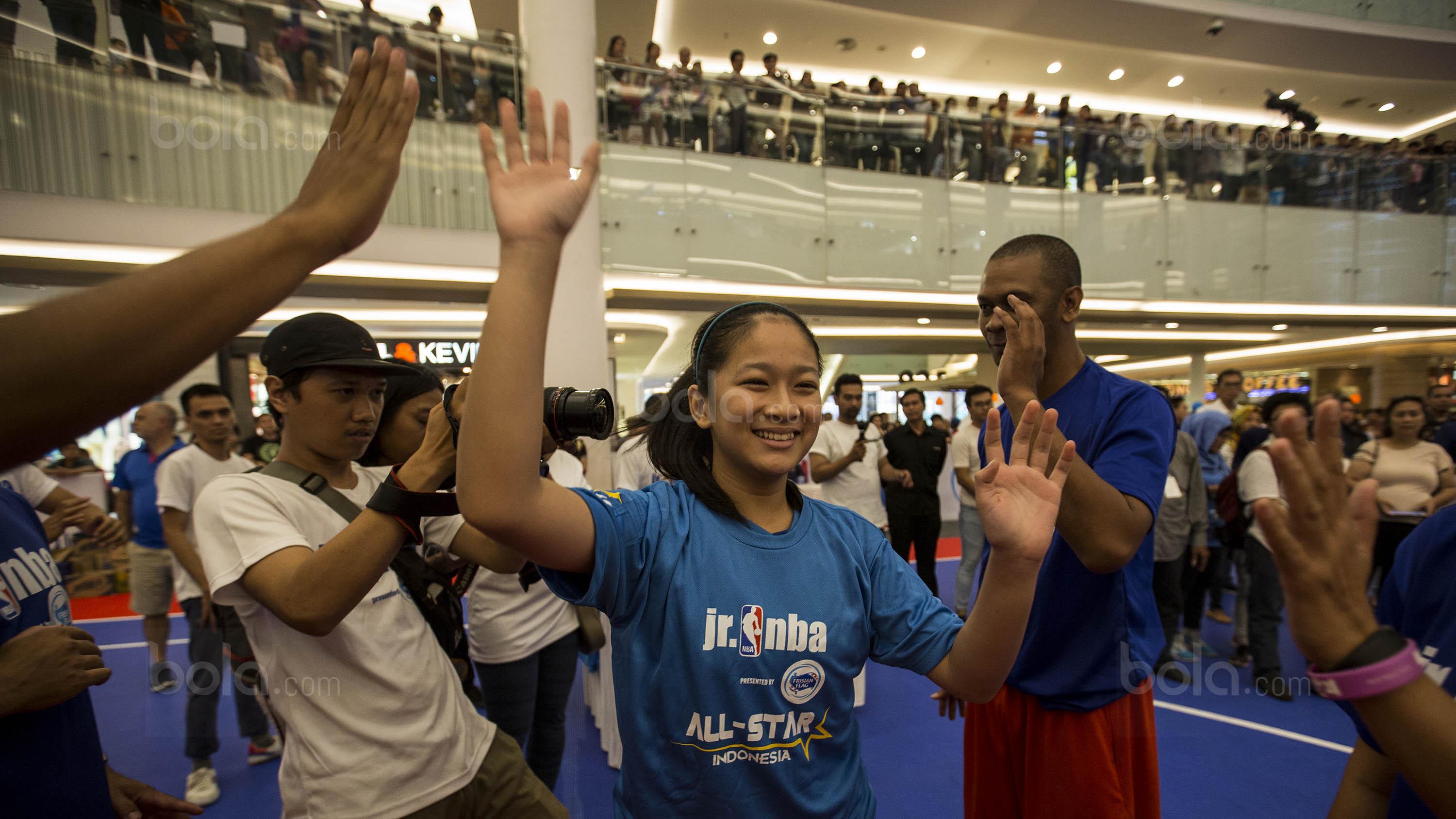 Seorang pebasket putri gembira saat lolos dari National Training Camp Junior NBA di Pluit Village, Jakarta, Minggu (10/9/2017). Sebanyak 16 pebasket terbaik akan diberangkatkan ke China untuk nonton langsung laga NBA. (Bola.com/Vitalis Yogi Trisna)