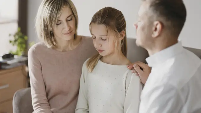 Kedua orang tua sedang memberikan pengertian kepada anaknya (Foto Dok: Freepik/freepik)