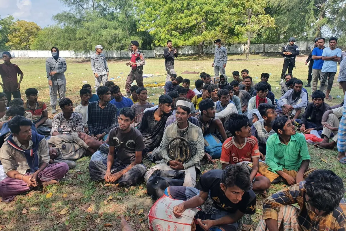 Bakamla RI membantu mengevakuasi imigran ilegal Rohingya, Minggu